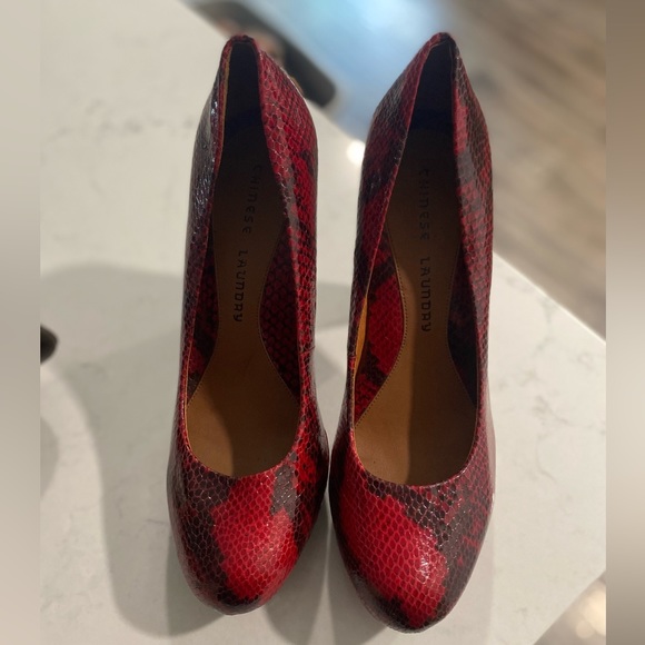 Beautiful Chinese Laundry 'Kasha' Pumps in Red Python Snakeskin Size 8 - Picture 4 of 8